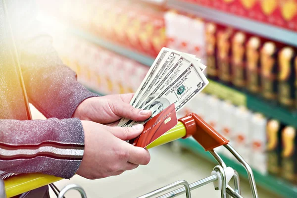 Bank Kort Och Dollarn Räkningar Köparna Hand Butiken — Stockfoto