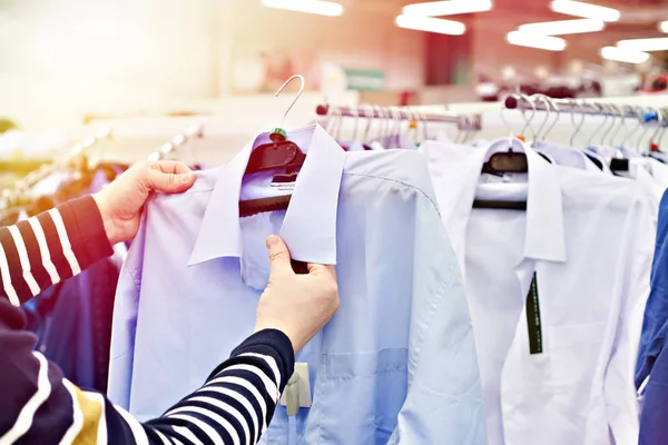 Hombre Comprador Elige Camisa Tienda —  Fotos de Stock