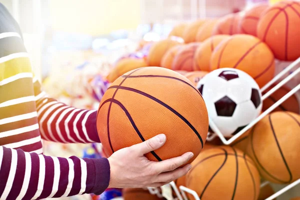 Руки Покупателя Футболом Баскетболом Спортивном Магазине — стоковое фото