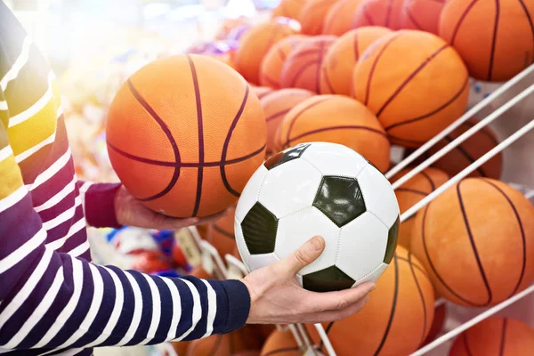 Manos Del Comprador Con Fútbol Baloncesto Tienda Deportes —  Fotos de Stock