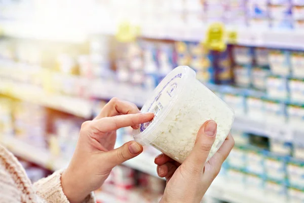 Käufer Reicht Plastikbehälter Mit Hüttenkäse Supermarkt — Stockfoto