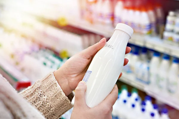 Χέρια Του Αγοραστή Ένα Μπουκάλι Γάλα Στο Μανάβικο — Φωτογραφία Αρχείου