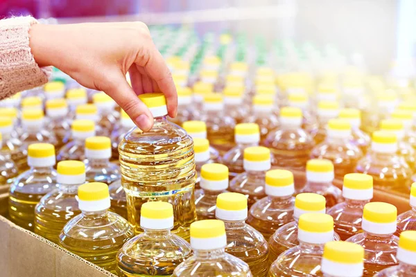 Buyer Hand Sunflower Oil Packaging Store — Stock Photo, Image