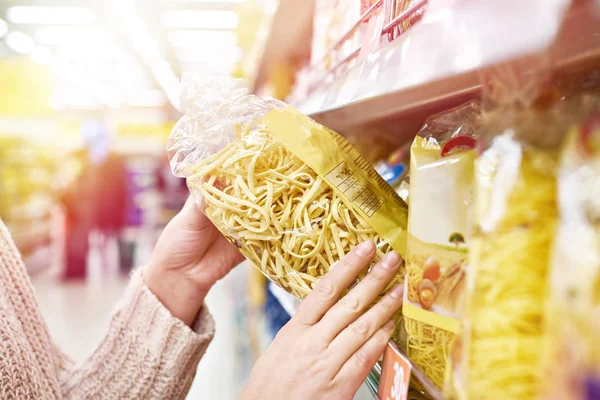 Pack Pasta Manos Del Comprador Tienda — Foto de Stock