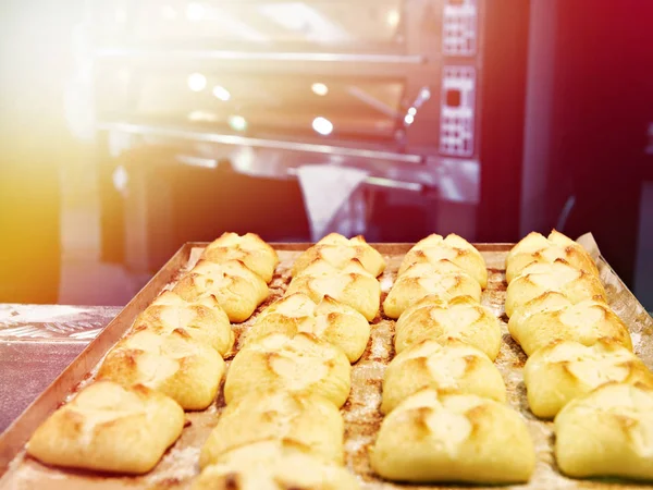 Frisch Gebackene Brötchen Auf Backblech Und Backofen — Stockfoto