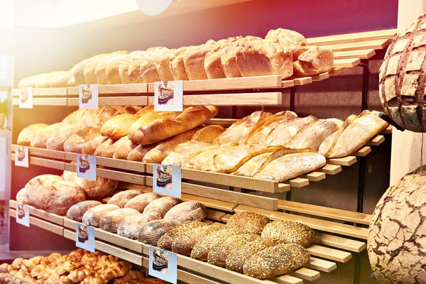 Свежий Хлеб Полках Пекарне — стоковое фото