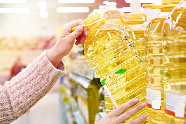 Buyer Takes Sunflower Oil Shelf Store — Stock Photo, Image