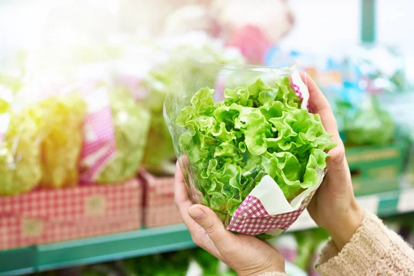 Vrouw Kiest Een Groene Blad Salade Supermarkt — Stockfoto