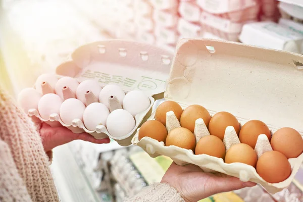 Vrouw Met Kartonnen Verpakkingen Van Witte Bruine Eieren Winkel — Stockfoto