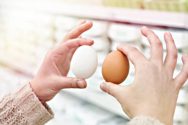 Mãos Uma Mulher Com Ovos Brancos Castanhos Loja — Fotografia de Stock