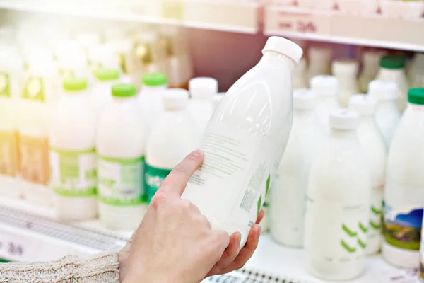 Женщина Выбирает Молоко Молочные Продукты Продуктовом Магазине — стоковое фото