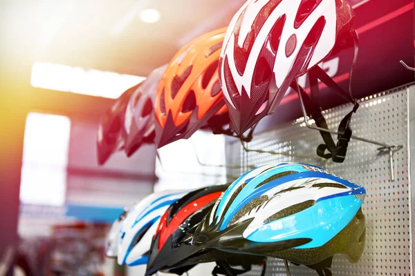 在商店里骑自行车的现代防护运动头盔 — 图库照片