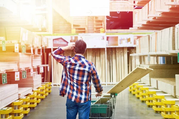 Man Kiest Koopt Multiplex Planken Een Bouw Supermarkt — Stockfoto
