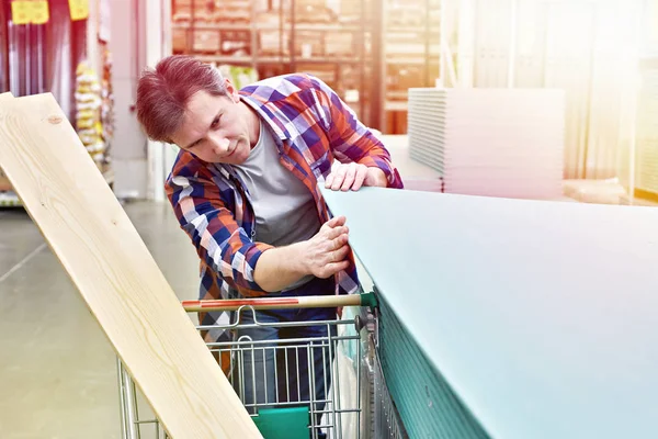 Homme Choisit Achète Des Cloisons Sèches Dans Supermarché Construction — Photo