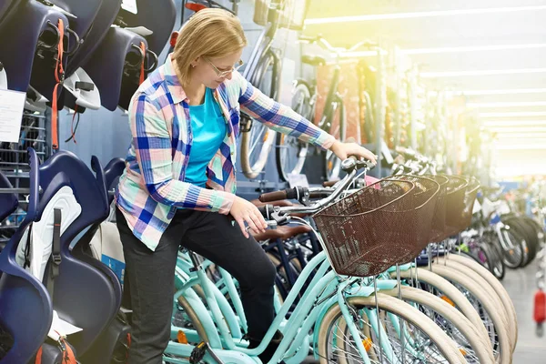 Mujer Elige Bicicleta Tienda Deportes —  Fotos de Stock