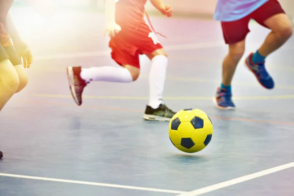 Kinderen Voetballen Met Gele Voetbal Binnenshuis — Stockfoto