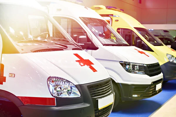 Auto Ambulanza Bianca Con Una Croce Rossa Vista Anteriore — Foto Stock