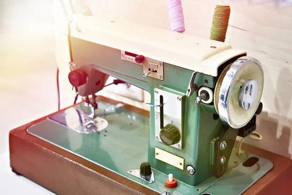 Старая Швейная Машинка Столе — стоковое фото