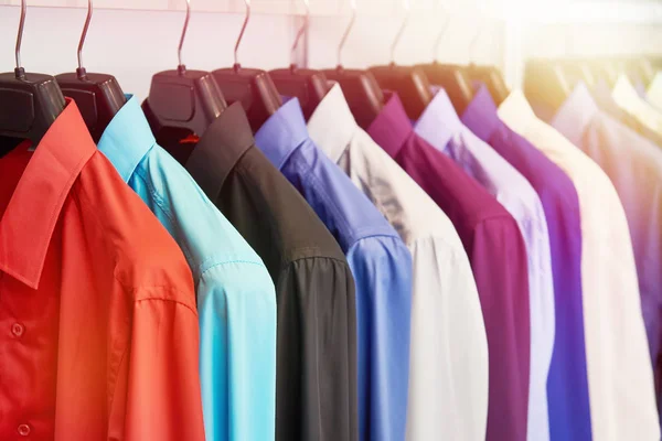 Camicie Uomo Nel Negozio Abbigliamento — Foto Stock