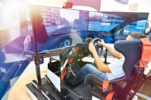 Homem Joga Simulador Corrida Computador — Fotografia de Stock