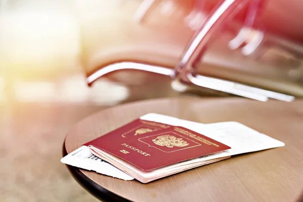 Passaportes Bilhetes Para Voo Cadeira Aeroporto — Fotografia de Stock