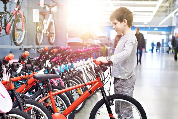 Menino Escolhe Uma Bicicleta Supermercado Esportivo — Fotografia de Stock