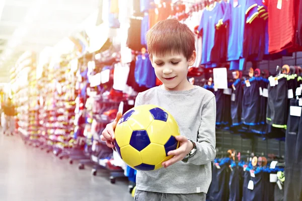 Chłopiec Piłki Nożnej Sklepie Sportowym — Zdjęcie stockowe