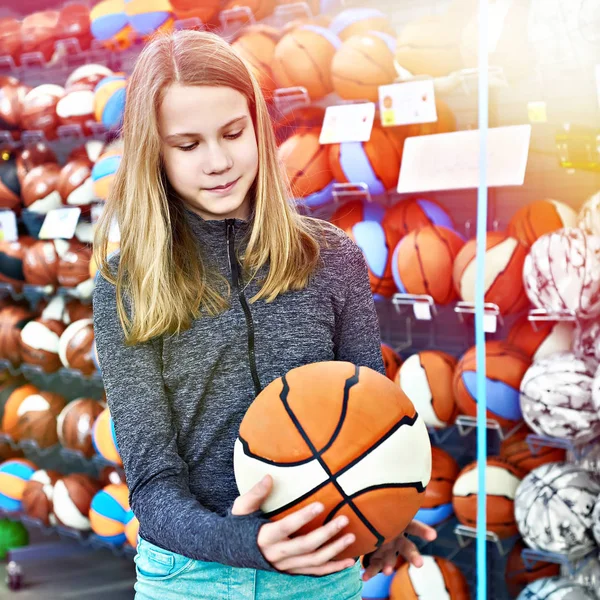 Chica Con Una Pelota Cesta Una Tienda Deportes — Foto de Stock