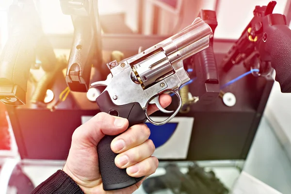 Revólver Dan Wesson Mão Comprador Loja Armas — Fotografia de Stock