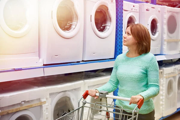 Donna Casalinga Con Carrello Shopping Lavatrice Vista Laterale — Foto Stock