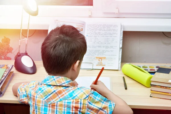 Jongen Doet Zijn Huiswerk Aan Tafel Thuis — Stockfoto