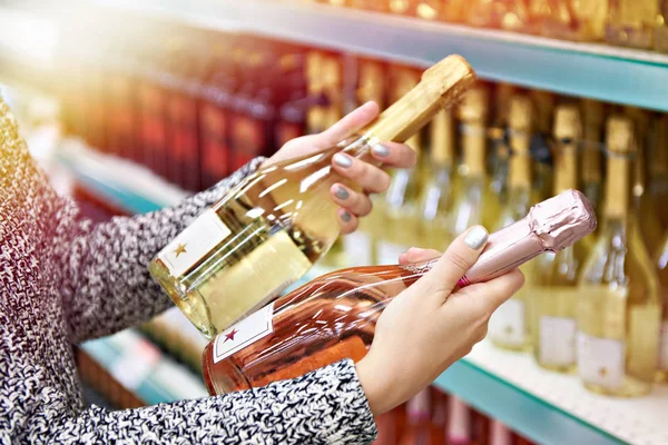 Donna Con Bottiglie Rosa Vino Bianco Nel Negozio — Foto Stock