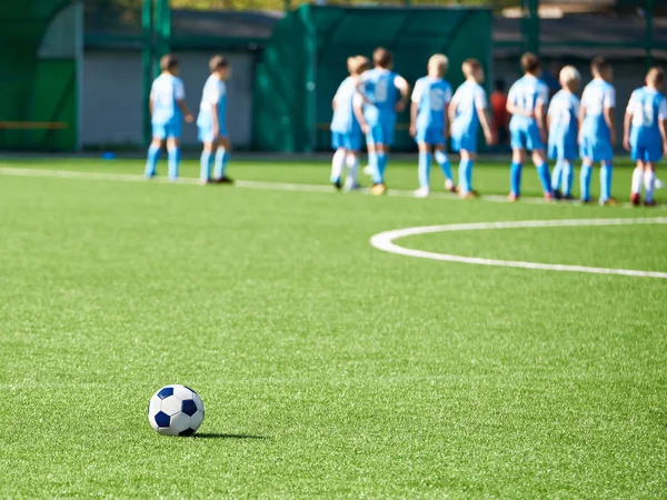 Çocuk Top Sahada Futbol Takımı — Stok fotoğraf