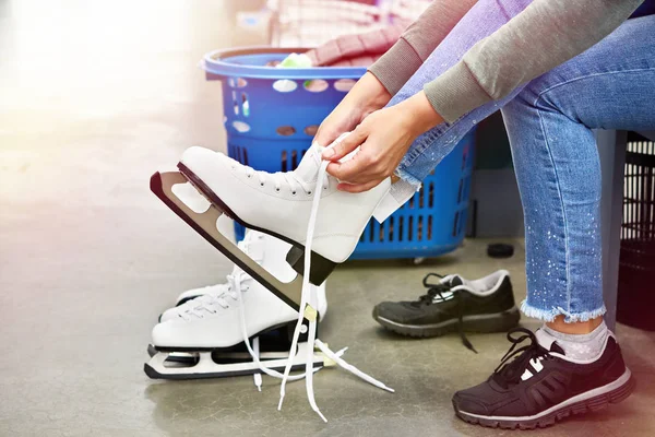 Mujer Cordones Patines Figura Tienda Deportes — Foto de Stock