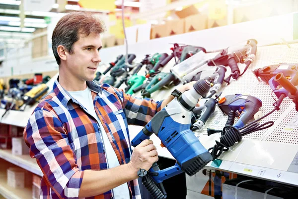 Mann Kauft Perforator Baumarkt Großaufnahme — Stockfoto