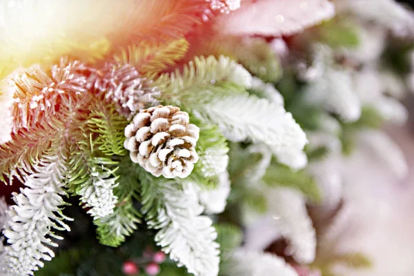 装飾的な人工的なクリスマス ツリーのコーン — ストック写真