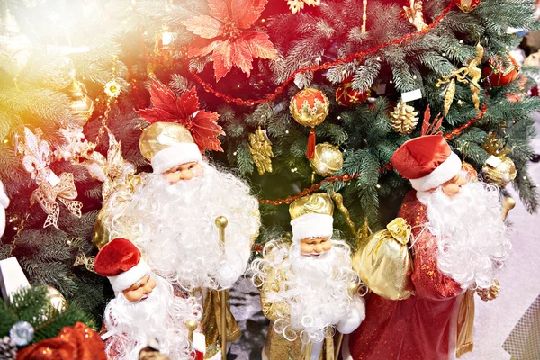 Santa Claus Ειδώλιο Κούκλες Κοντά Χριστουγεννιάτικο Δέντρο — Φωτογραφία Αρχείου