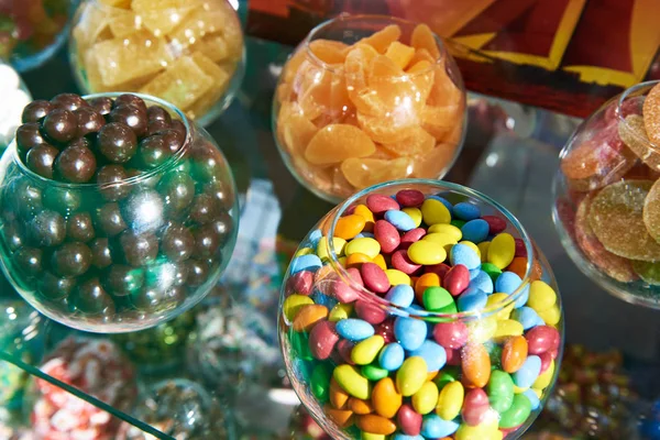 商店货架上五颜六色的龙糖糖果 — 图库照片