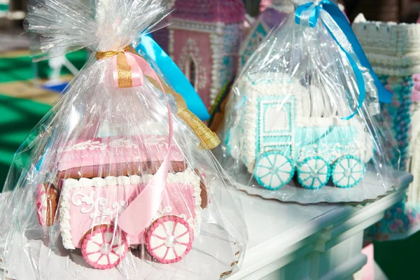 Spielzeug Blaue Lokomotive Und Rosa Waggon Mit Lebkuchen — Stockfoto