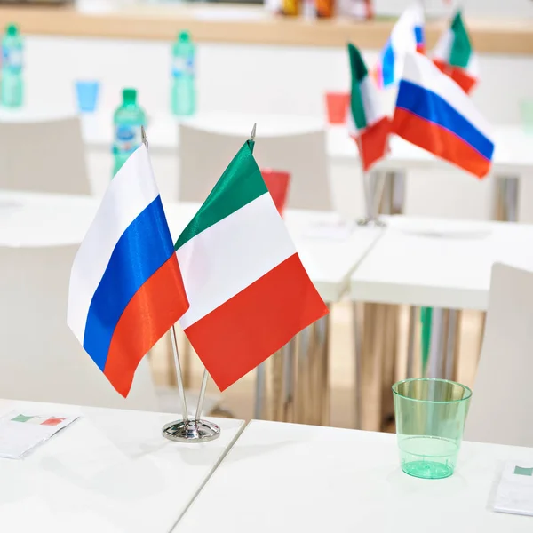 Ρωσική Ιταλικές Σημαίες Μια Επαγγελματική Συνάντηση — Φωτογραφία Αρχείου