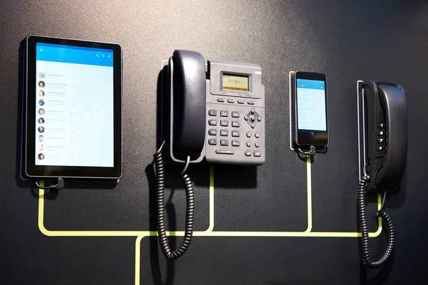 网络上的办公室电话和现代智能手机和平板电脑 — 图库照片