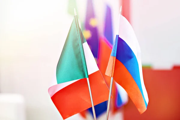 Banderas Italia Rusia Mesa Conferencias — Foto de Stock