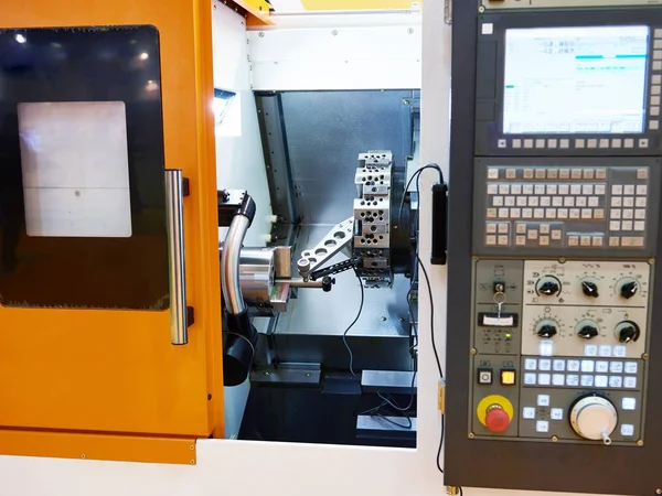 Tornio Moderno Compatto Con Pannello Controllo Cnc — Foto Stock