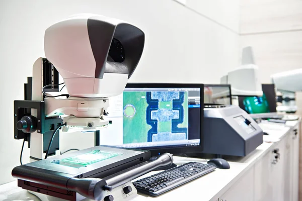 Microscópio Medição Com Monitor Para Controlar Peças Fabricação — Fotografia de Stock