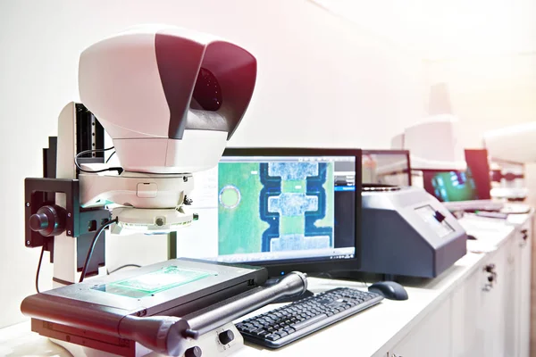 Microscopio Medición Con Monitor Para Controlar Piezas Fabricación — Foto de Stock