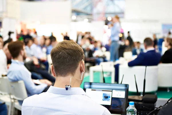 Técnico Con Auricular Para Servicio Eventos Del Seminario — Foto de Stock