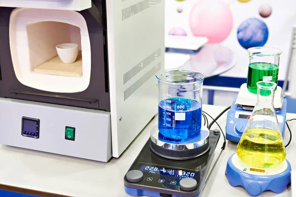 Chemiekolben Mit Flüssigkeiten Backofen Und Geräten Labor — Stockfoto