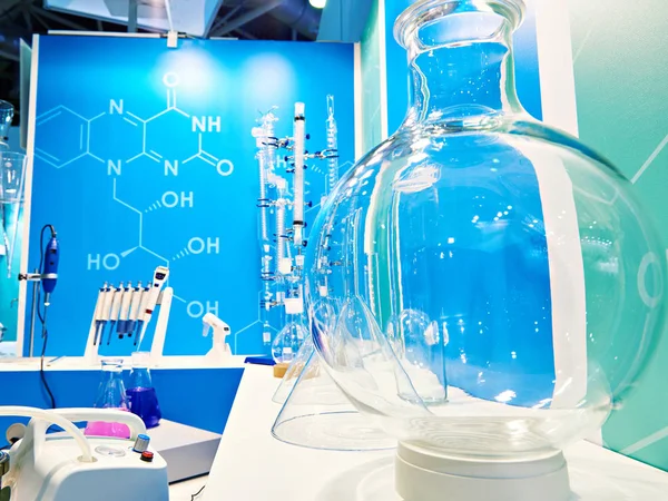 Frascos Químicos Com Líquidos Equipamentos Laboratório — Fotografia de Stock