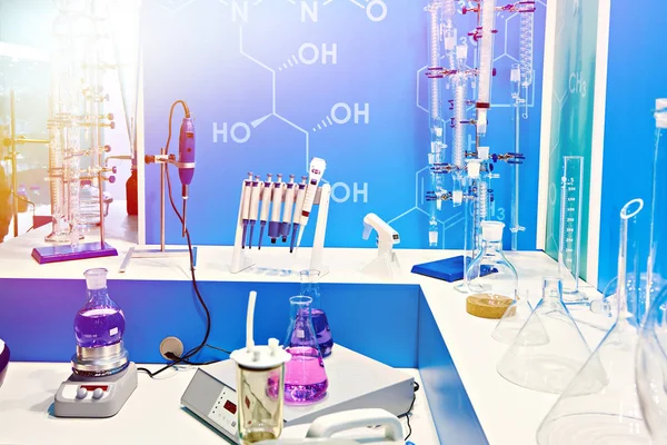 Χημική Φιάλες Υγρά Και Εξοπλισμού Στο Εργαστήριο — Φωτογραφία Αρχείου