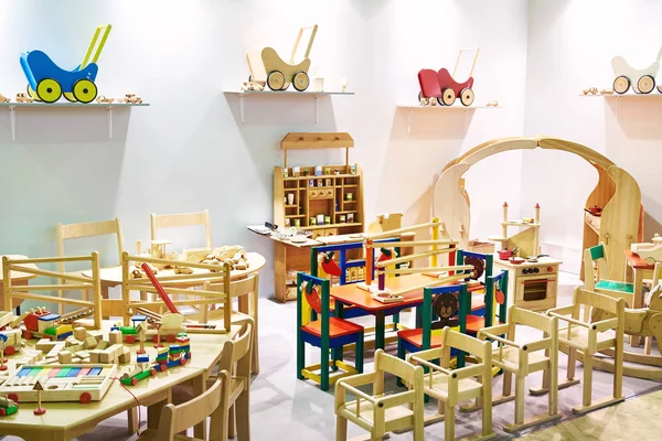 Детская деревянная мебель и игрушки в магазине — стоковое фото